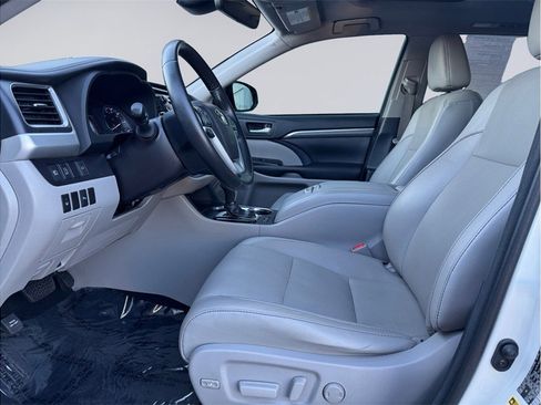 Used 2017 Toyota Highlander Limited w/ Carpet Mat Package image 11
