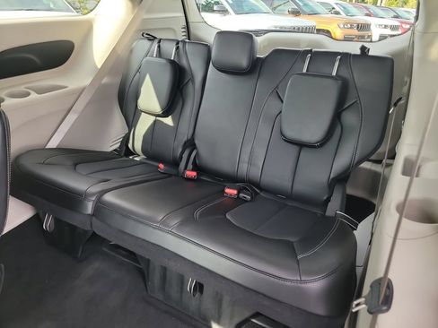 Used 2023 Chrysler Pacifica Touring-L FWD image 14