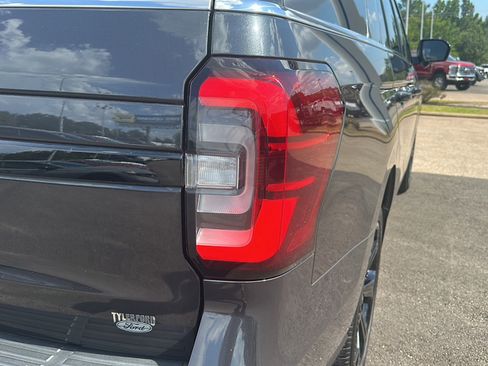 Used 2023 Ford Expedition Limited RWD image 11