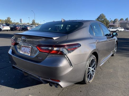 Used 2022 Toyota Camry SE image 5