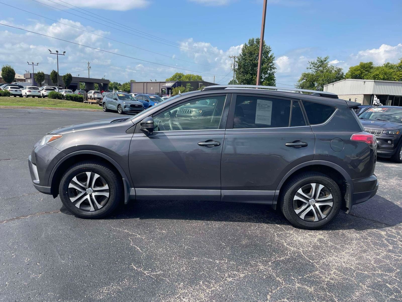 Used 2017 Toyota RAV4 LE AWD/4WD image 4