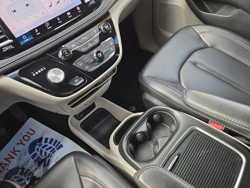 Used 2023 Chrysler Pacifica Touring-L image 26