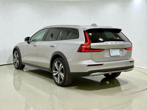 Used 2025 Volvo V60 B5 Cross Country Plus image 15