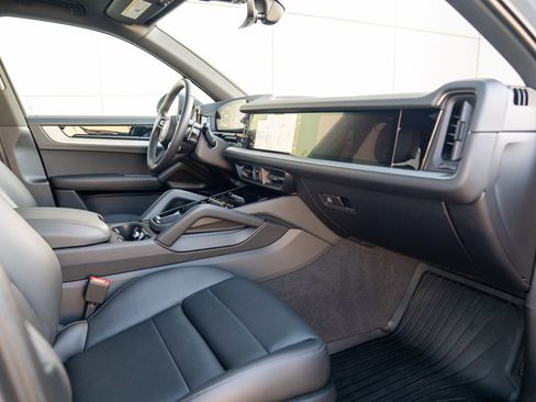 Used 2025 Porsche Cayenne image 24
