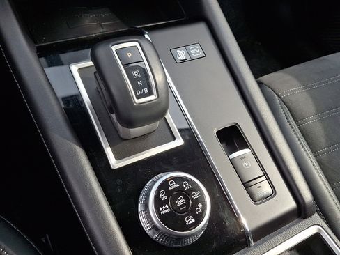 Used 2023 Mitsubishi Outlander SE image 18