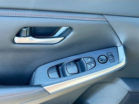 Used 2025 Nissan Sentra SR w/ SR Premium Package image 17