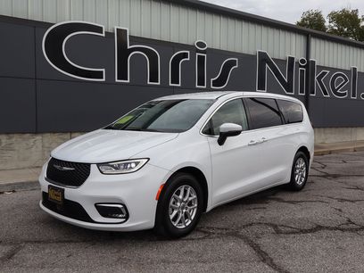 Used 2023 Chrysler Pacifica Touring-L