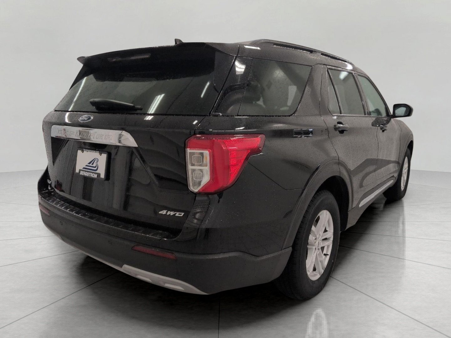 Used 2024 Ford Explorer XLT w/ Equipment Group 202A AWD/4WD image 48