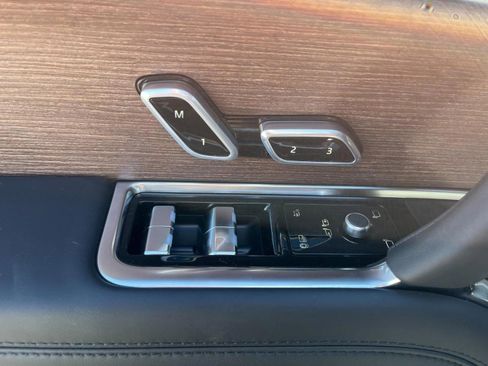 New 2025 Land Rover Range Rover SE image 30