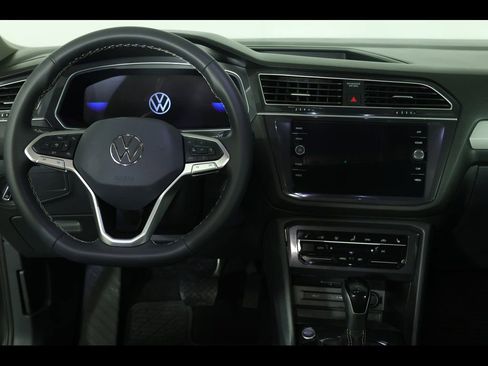 Used 2024 Volkswagen Tiguan SE w/ Panoramic Sunroof Package image 13