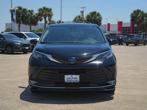 Used 2023 Toyota Sienna XLE FWD image 6