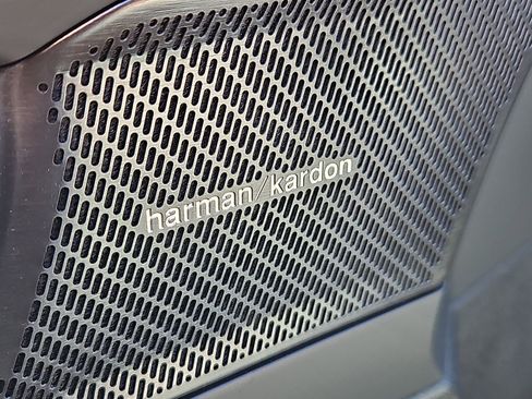 Used 2025 Volvo XC40 B5 Ultra w/ Climate Package image 10