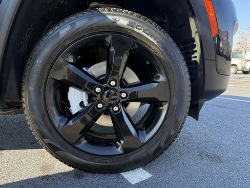 Used 2024 Jeep Grand Cherokee Limited w/ Black Appearance Package image 33