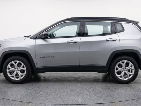 Used 2025 Jeep Compass Latitude AWD/4WD image 5