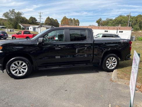 Used 2021 Chevrolet Silverado 1500 Custom image 3