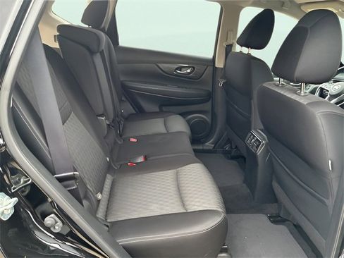 Used 2018 Nissan Rogue SV image 10