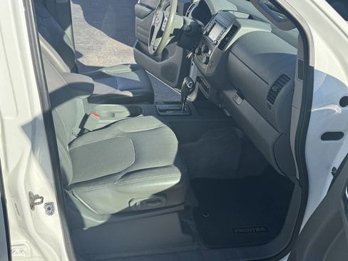 Used 2015 Nissan Frontier SL w/ Moonroof Package image 18