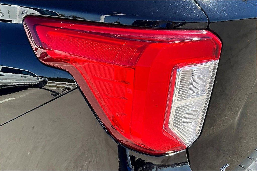 Used 2021 Ford Explorer XLT w/ Equipment Group 202A AWD/4WD image 33