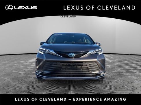 Used 2021 Toyota Sienna Platinum image 1