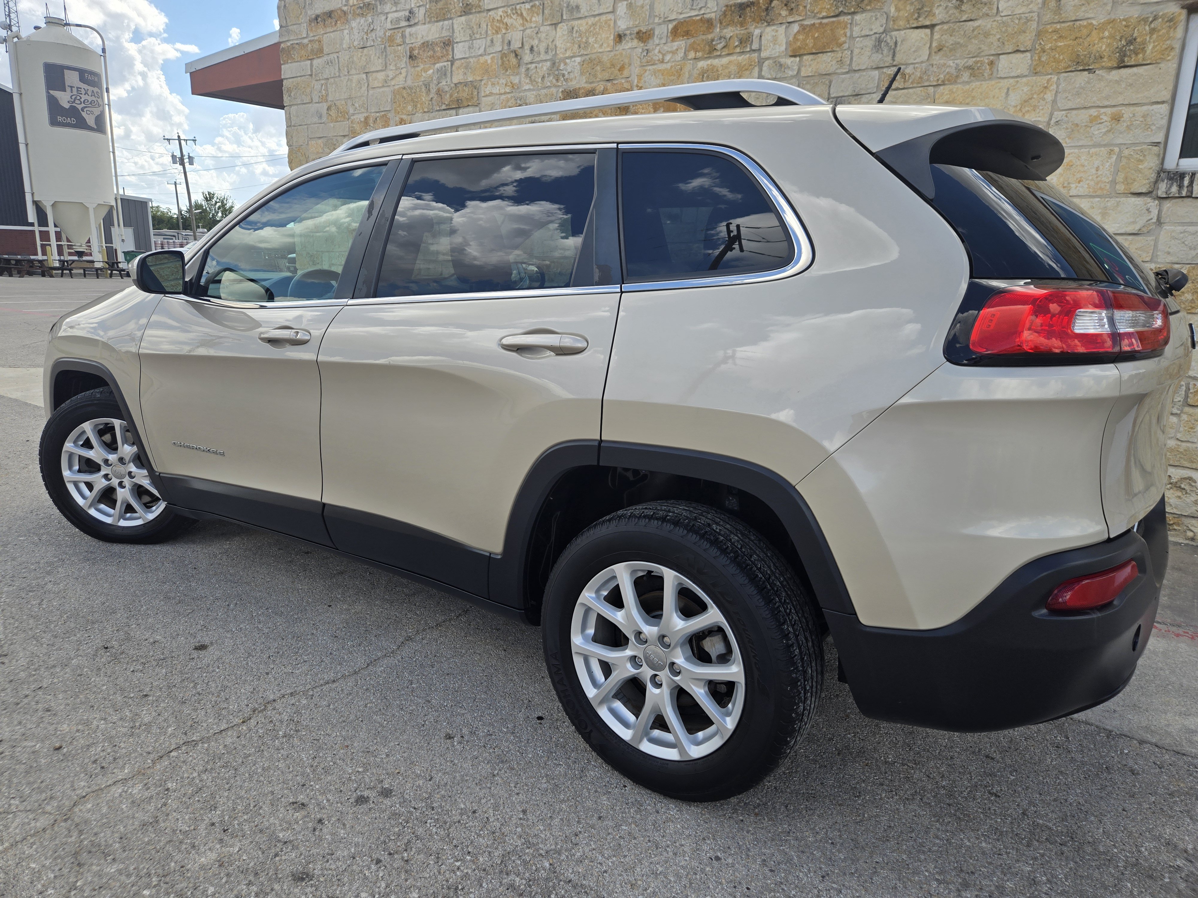 Used 2014 Jeep Cherokee Latitude FWD image 3
