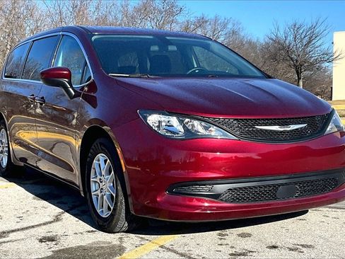 Used 2022 Chrysler Voyager LX image 3