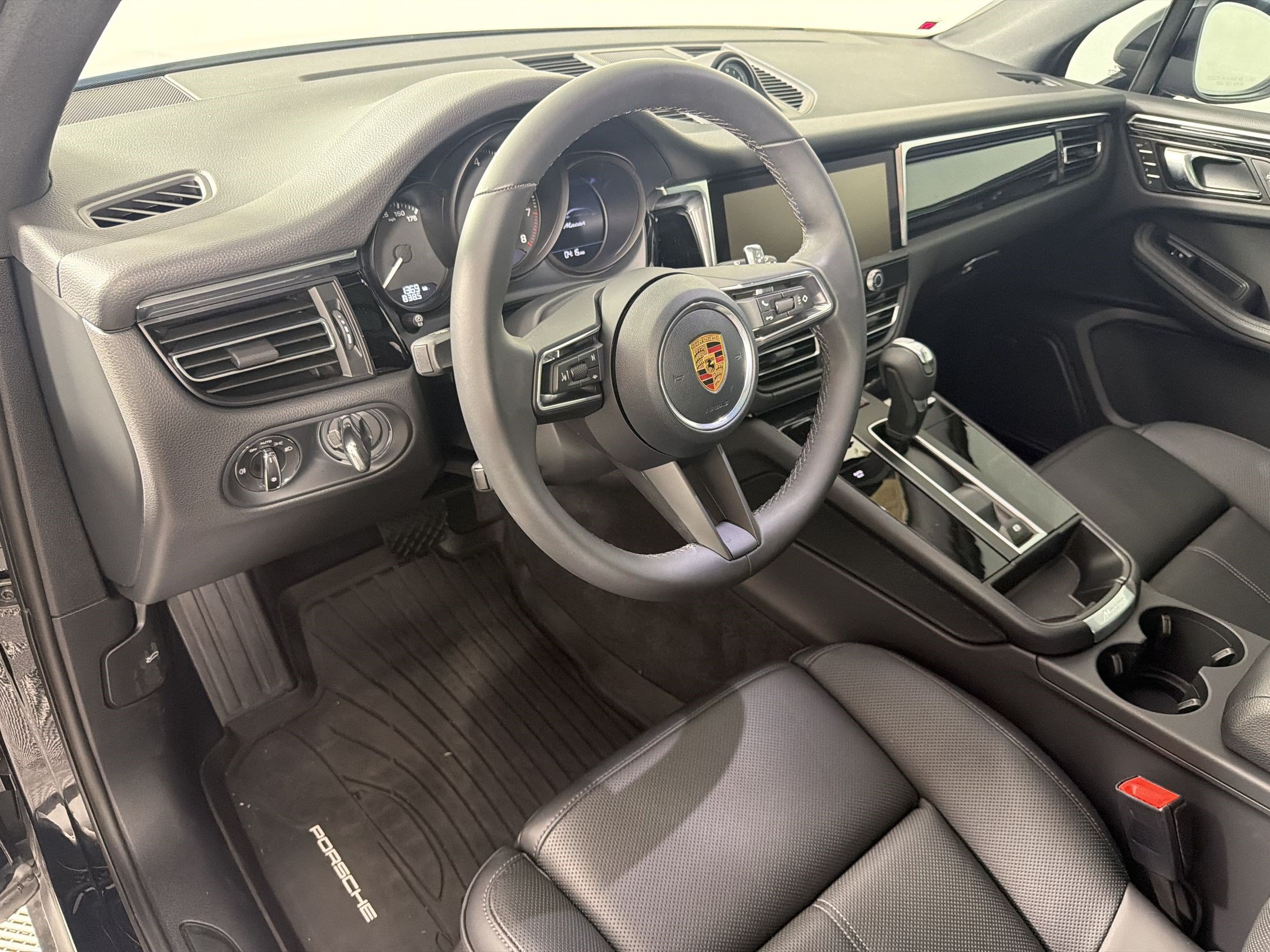 Certified 2026 Porsche Macan AWD/4WD image 4