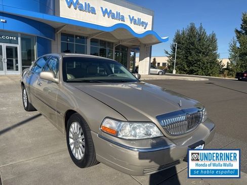 Used 2004 Lincoln Town Car Signature image 1