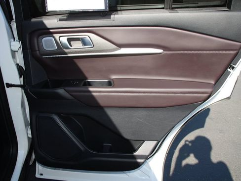 Certified 2025 Ford Explorer Platinum RWD image 27