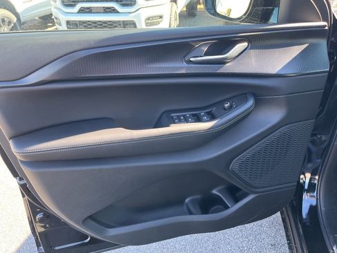 New 2025 Jeep Grand Cherokee Altitude image 18