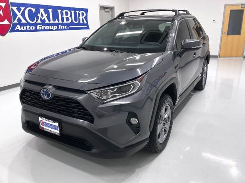 Used 2021 Toyota RAV4 XLE w/ XLE Grade Weather Package image 4