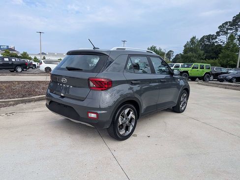 Used 2025 Hyundai Venue SEL FWD image 3