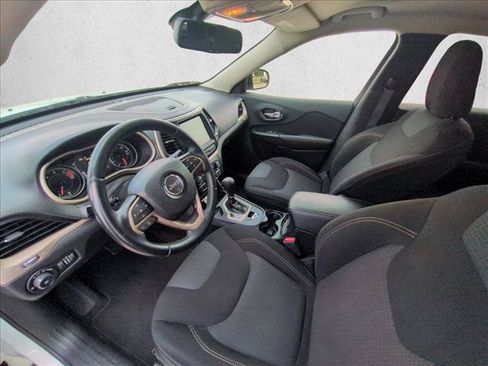 Used 2017 Jeep Cherokee Latitude FWD image 10