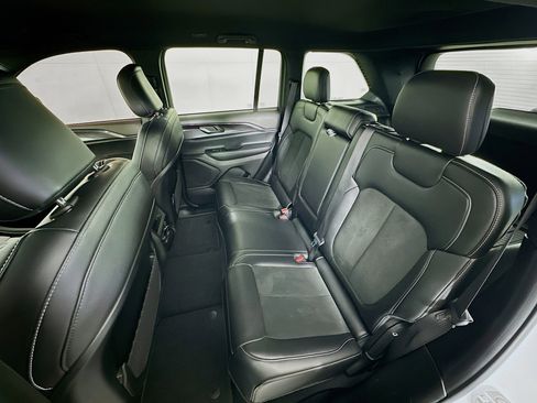 Used 2023 Jeep Grand Cherokee Altitude image 27