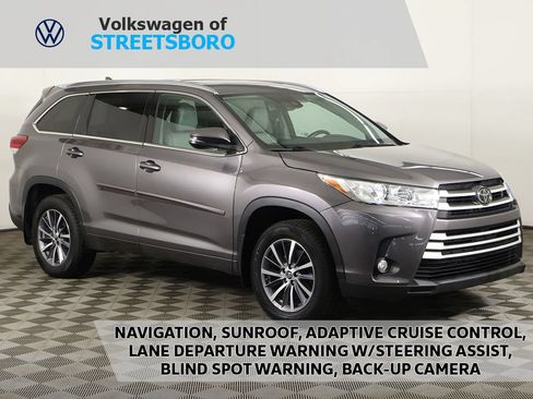 Used 2017 Toyota Highlander XLE AWD/4WD image 1