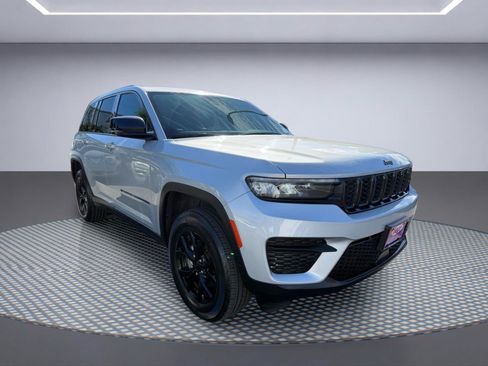 Used 2024 Jeep Grand Cherokee Altitude AWD/4WD image 9