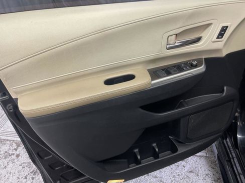 Used 2022 Toyota Sienna Limited image 13