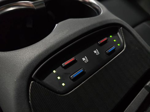 Used 2023 Toyota Venza Limited image 25