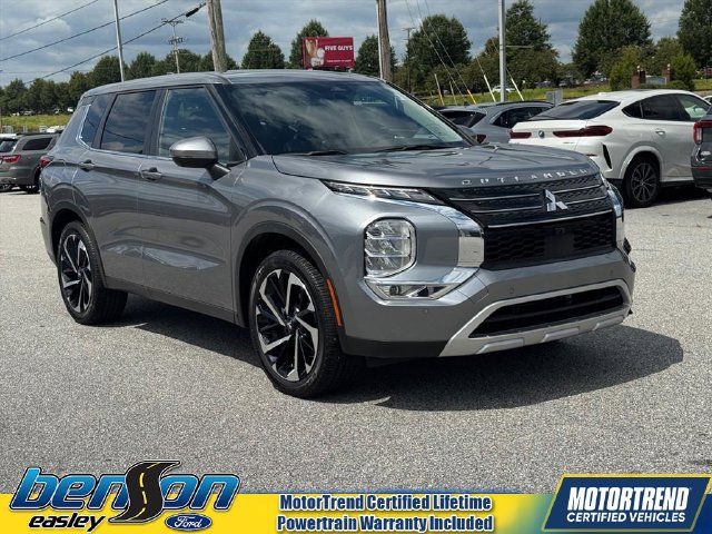 Used 2023 Mitsubishi Outlander SE FWD image 1