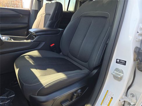 Used 2024 Jeep Grand Cherokee Laredo AWD/4WD image 28
