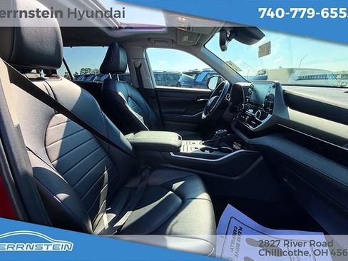 Used 2021 Toyota Highlander XLE AWD/4WD image 32