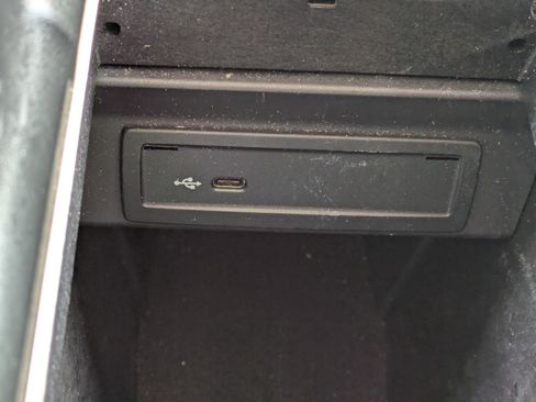 Used 2021 Mercedes-Benz GLB 250 image 27