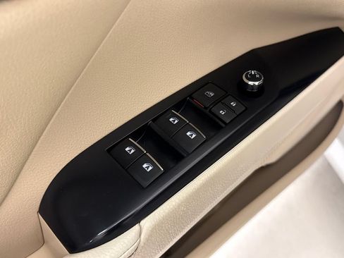 Used 2020 Toyota Camry XLE FWD image 18