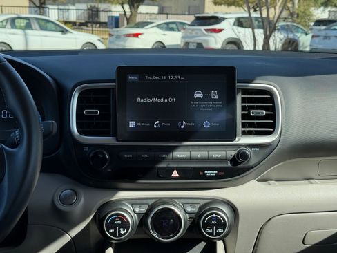 Used 2025 Hyundai Venue SEL image 18