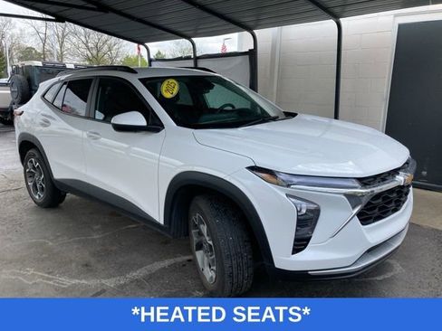 Used 2025 Chevrolet Trax LT w/ Driver Confidence Package FWD image 2