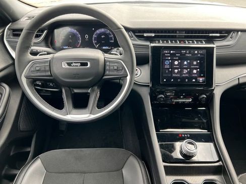 Used 2024 Jeep Grand Cherokee Altitude image 3