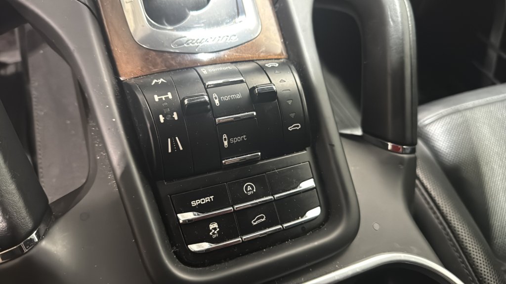 Used 2011 Porsche Cayenne Turbo AWD/4WD image 19