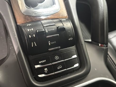 Used 2011 Porsche Cayenne Turbo AWD/4WD image 19