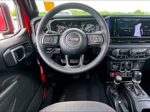 Used 2025 Jeep Wrangler Unlimited Rubicon AWD/4WD image 8