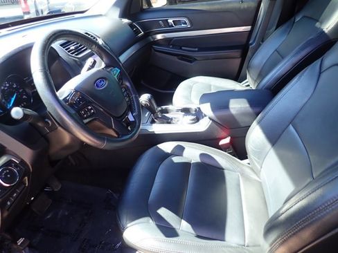 Used 2018 Ford Explorer XLT w/ Equipment Group 202A image 12