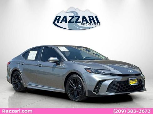 Used 2025 Toyota Camry SE FWD image 1